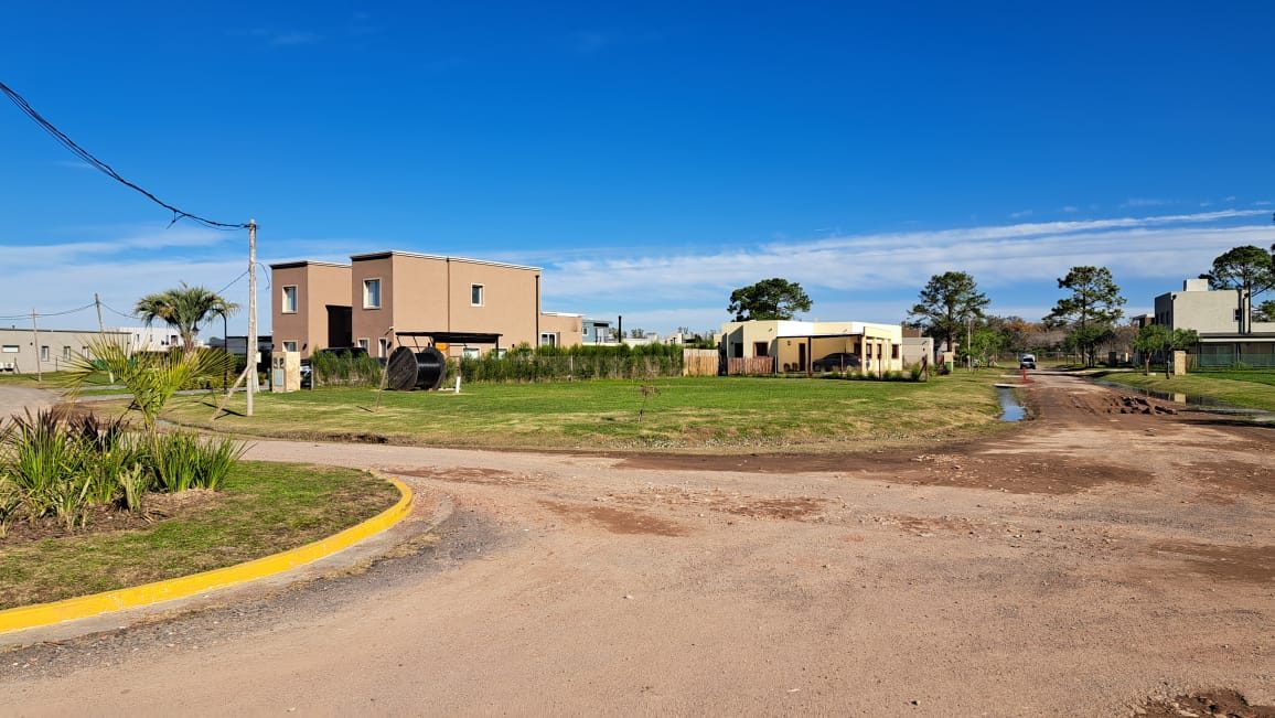 Esquina, lote central, de 757 m2. Ubicado en el centro del barrio
