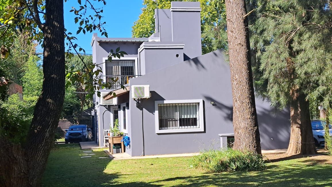 Casa en esquina de 2 dorm.2 plantas, con amplio parque. Del Viso · APTO CREDITO