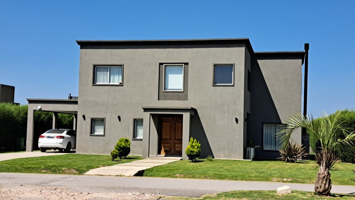 Casa de 280 m2 en dos plantas  3 dorm.  losa radiante. Barrio El Ensueño
